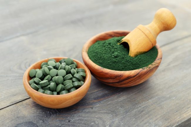 spirulina in powder and tablets