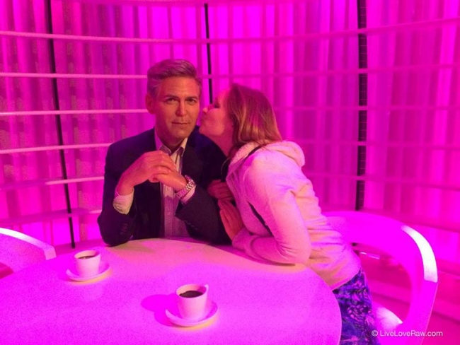 Anya-kissing-George-Clooney,-Madame-Tussauds